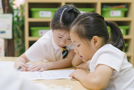 浦东惠立双语学校小学课程采用中、外籍教师合作教学模式，为学生们营造沉浸式双语学习环境。。