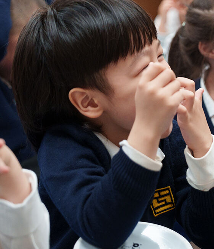 上海惠立幼儿园早期教育的课程框架以EYFS和中国《3-6岁儿童学习与发展指南》为蓝本进行融合创新，以支持和满足孩子在两至六岁间的成长与发展。