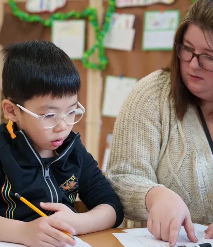 上海浦东惠立私立幼儿园的学前教育课程体系涵盖学习和发展的七大领域，实行全人教育理念。