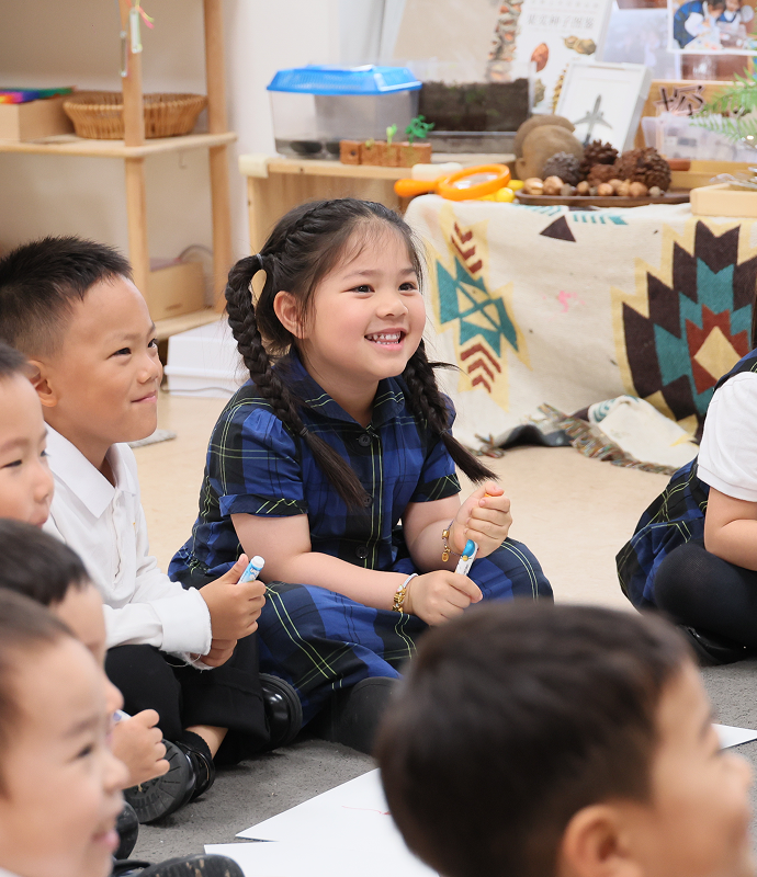 上海浦东新区民办惠立幼儿园的愿景与目标的设立基于 “笃学、互通、善新” 三大核心教育方向，并凝练为“从心，致远”的教育格言。