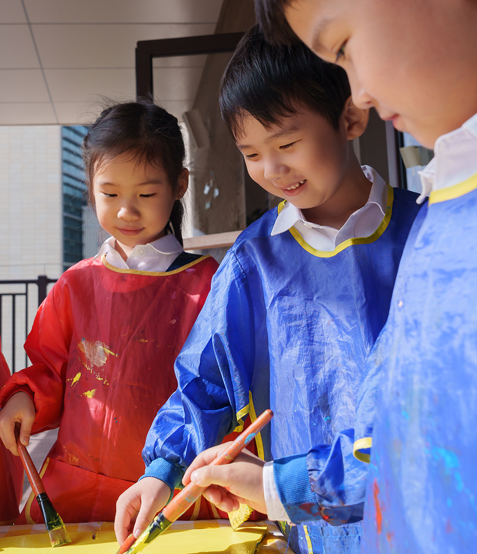 上海惠立幼儿园中教和外教的比例是1:1，优秀的中外教师共同执教，是一支经验丰富、水平卓越的教师团队。