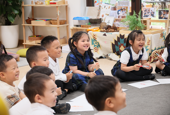 上海浦东新区民办惠立幼儿园的愿景与目标的设立基于 “笃学、互通、善新” 三大核心教育方向，并凝练为“从心，致远”的教育格言。