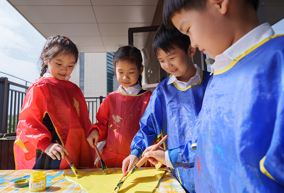 上海惠立幼儿园中教和外教的比例是1:1，优秀的中外教师共同执教，是一支经验丰富、水平卓越的教师团队。