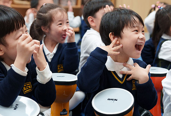 上海惠立幼儿园早期教育的课程框架以EYFS和中国《3-6岁儿童学习与发展指南》为蓝本进行融合创新，以支持和满足孩子在两至六岁间的成长与发展。