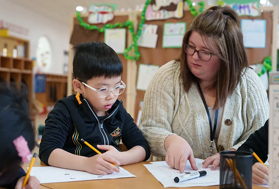 上海浦东惠立私立幼儿园的学前教育课程体系涵盖学习和发展的七大领域，实行全人教育理念。