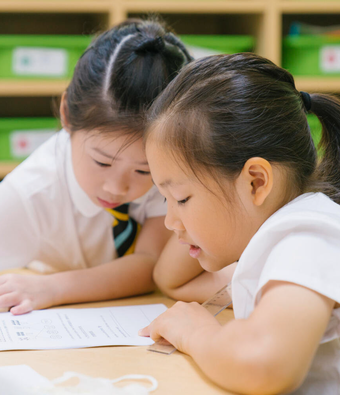 上海浦东民办惠立学校的小学部英语教程遵循上海市英语课程标准，并充分发挥中西融合的双语特色。
