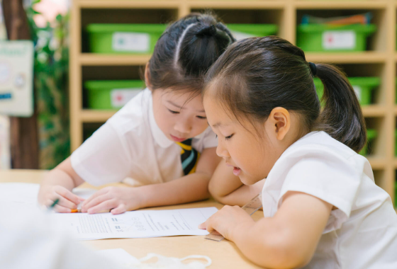 上海浦东民办惠立学校的小学部英语教程遵循上海市英语课程标准，并充分发挥中西融合的双语特色。