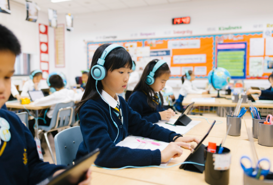 上海惠立小学探究式学习，在双语教学环境下，强调跨学科主题探究的同时，重视学科教学，力求达到两者的平衡。