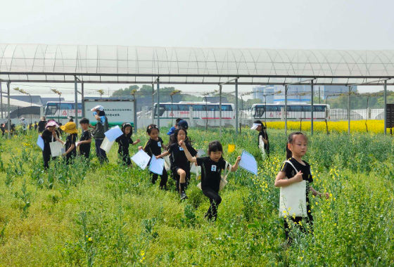 上海浦东民办惠立小学自然课由中外教师双语合作授课，激发孩子们对自然现象的强烈兴趣和好奇心。