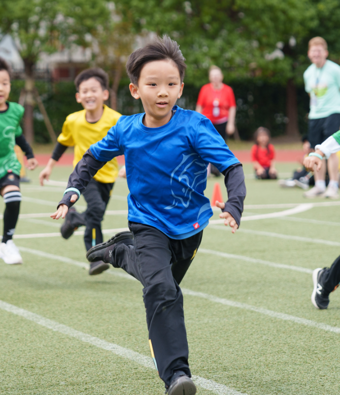 上海惠立学校在体育和运动中提升双语教育，促进学生高效学习、提升学业水平和增强语言技能。