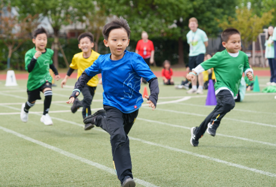 上海惠立学校在体育和运动中提升双语教育，促进学生高效学习、提升学业水平和增强语言技能。