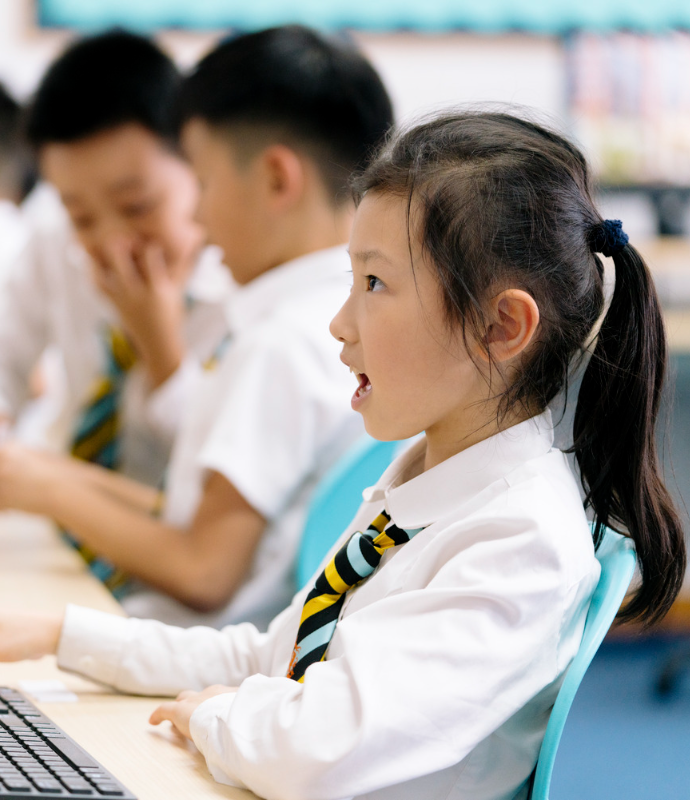 上海惠立双语小学帮助学生掌握必要的信息化技能，适应不断发展的数字化世界。