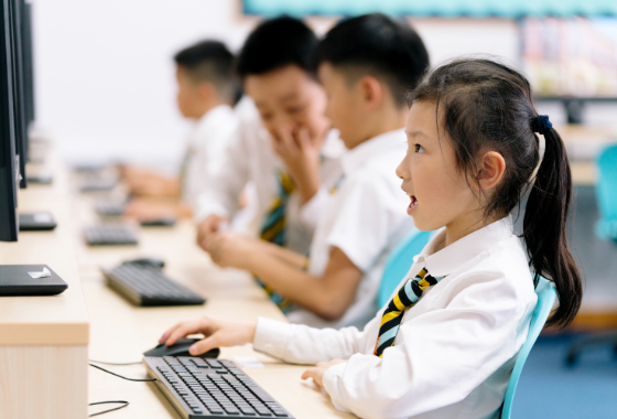 上海惠立双语小学帮助学生掌握必要的信息化技能，适应不断发展的数字化世界。