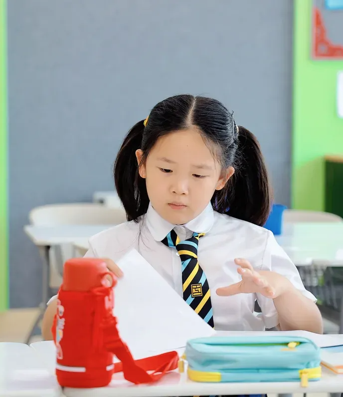 南通惠立双语小学课程以中国国家课程为基础和核心，结合惠立教育独具特色的沉浸式双语言、双文化教学模式，为其今后的发展奠定扎实的基础。