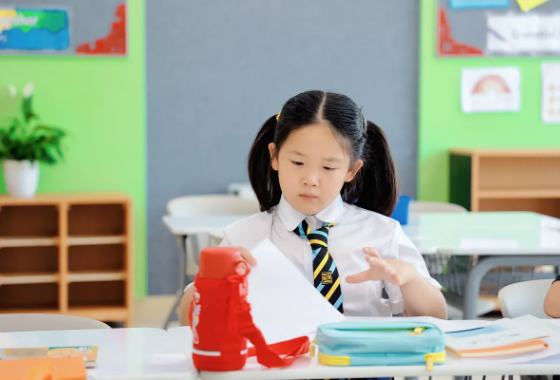 南通惠立双语小学课程以中国国家课程为基础和核心，结合惠立教育独具特色的沉浸式双语言、双文化教学模式，为其今后的发展奠定扎实的基础。