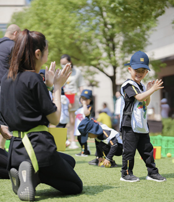 南通惠立学校的体育课程突出双语特色，在沉浸式的双语课堂，学生们的英文应用能力会得到快速提升。