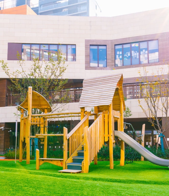 上海惠立幼儿园拥有超5800平方米的先进的室内设施和开阔的户外环境，确保孩子们在安静舒适的环境中健康学习。