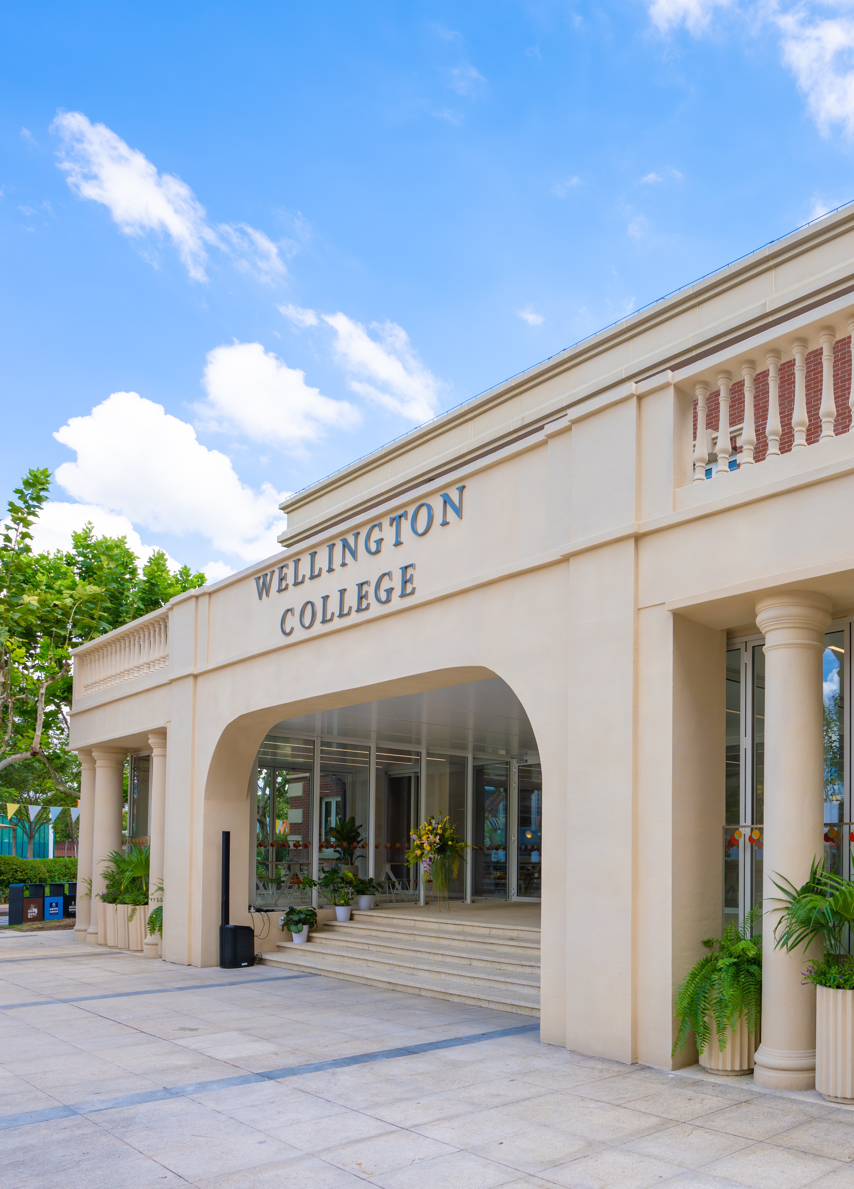 惠灵顿（中国）教育集团旗下学校已获得国际学校委员会（CIS）、国际文凭组织（IBO）和英国国际学校理事会（COBIS）的认证。