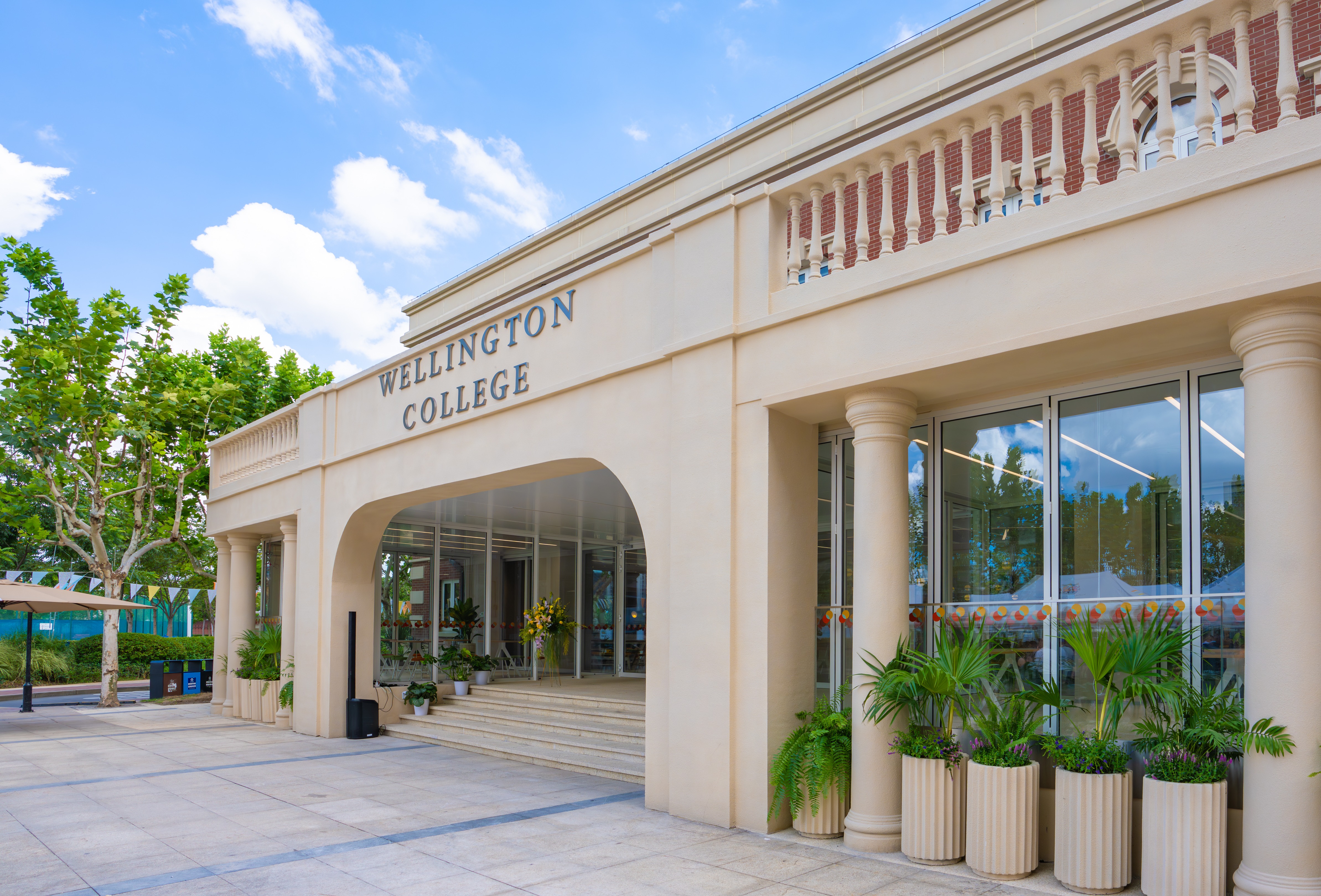 惠灵顿（中国）教育集团旗下学校已获得国际学校委员会（CIS）、国际文凭组织（IBO）和英国国际学校理事会（COBIS）的认证。